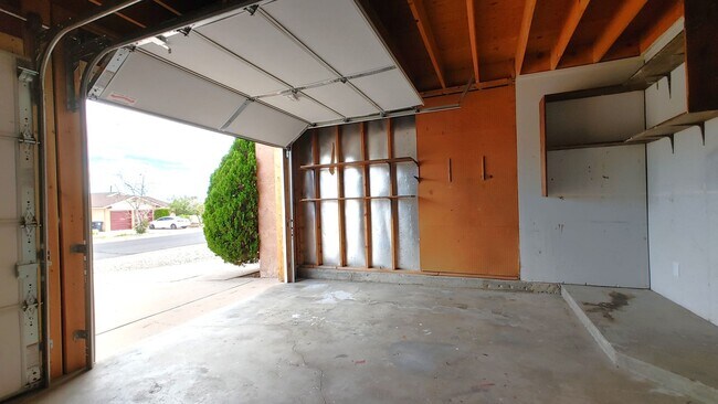 Building Photo - Appealing 3 Bedroom, 2 Bath Home In The NW...