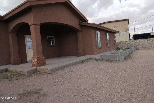 Building Photo - 456 Passmore Rd