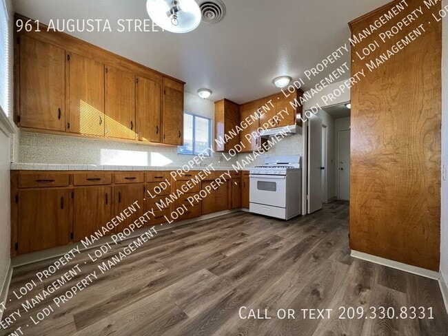 Building Photo - 961 E Augusta St