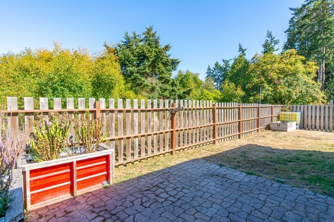 Building Photo - 634 N El Mirador St