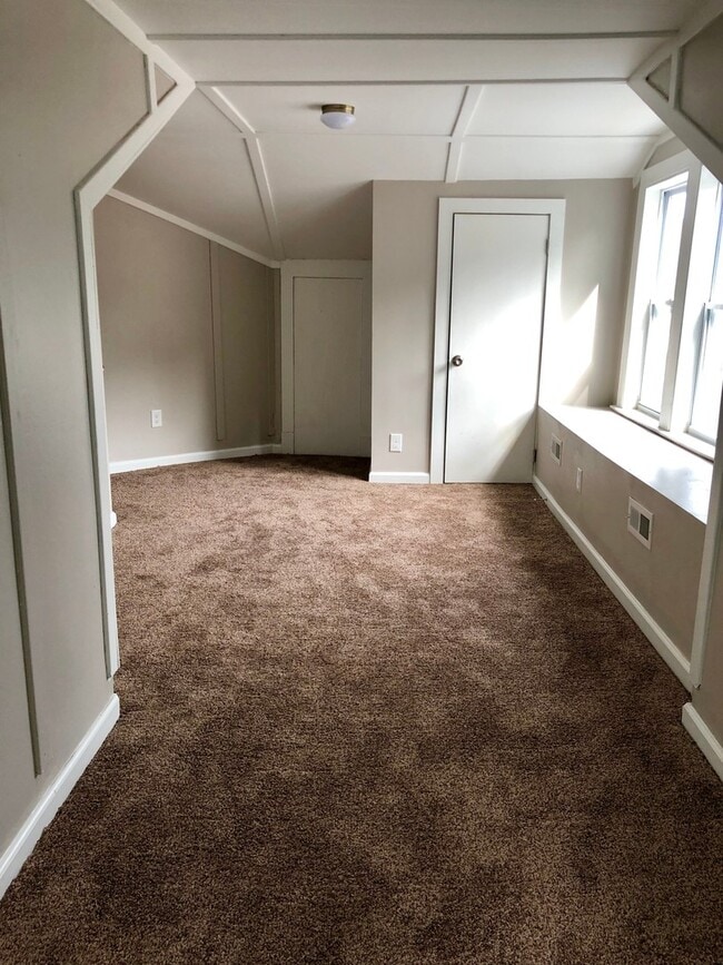 Building Photo - Completely renovated spacious single famil...
