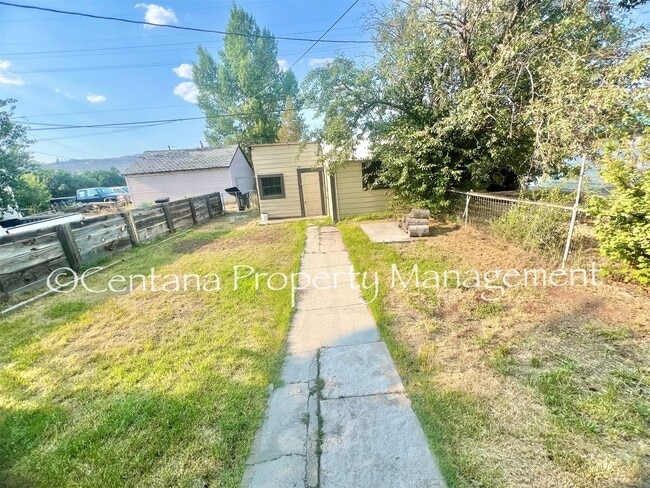 Building Photo - Pet friendly house with a fenced yard!