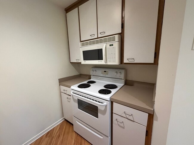 Building Photo - 1250 Clifden Green