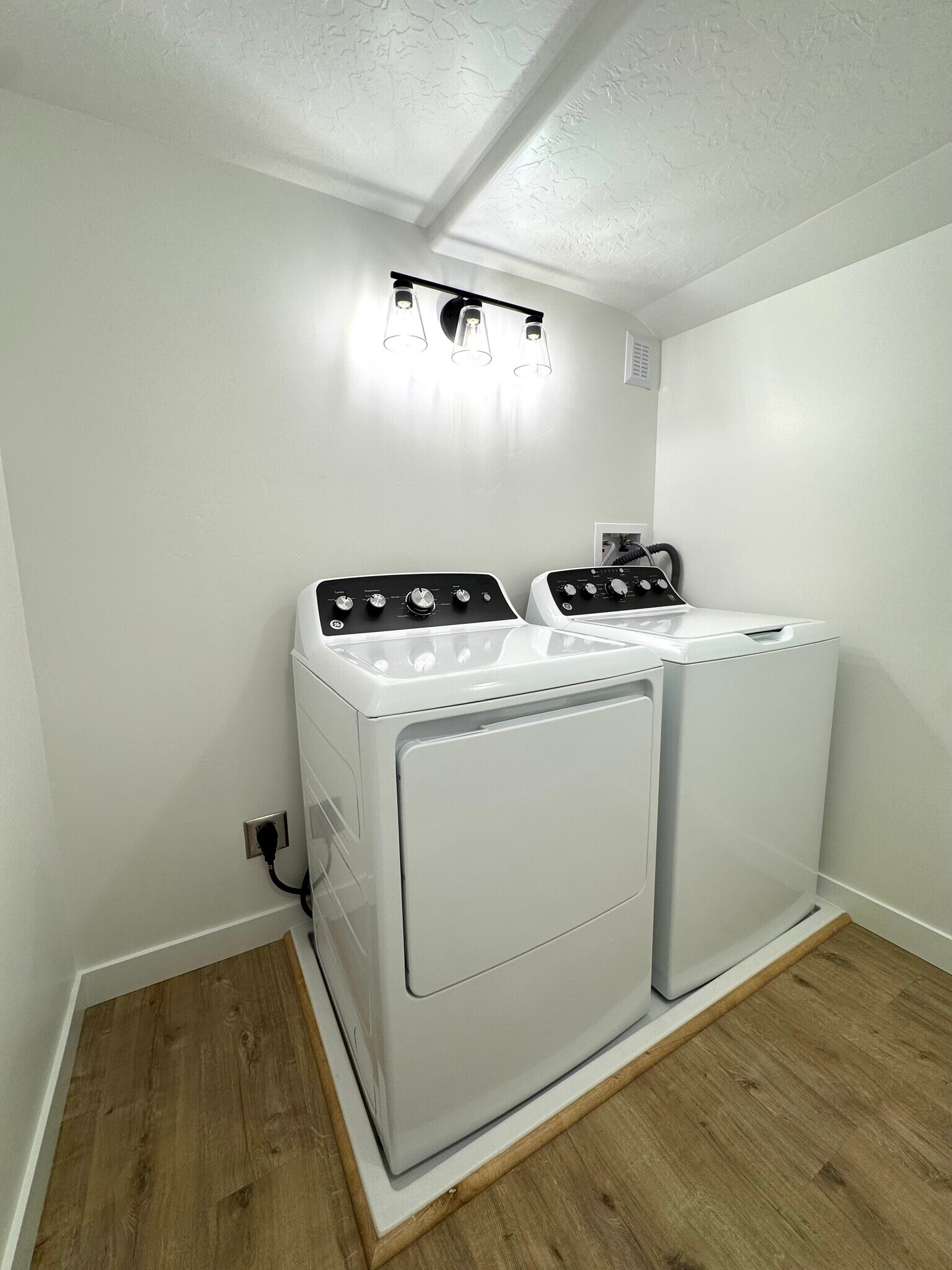 Building Photo - 3361 W Pond Dr