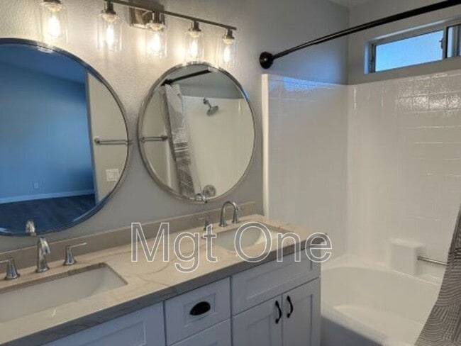 Building Photo - 2156 Russell Dr