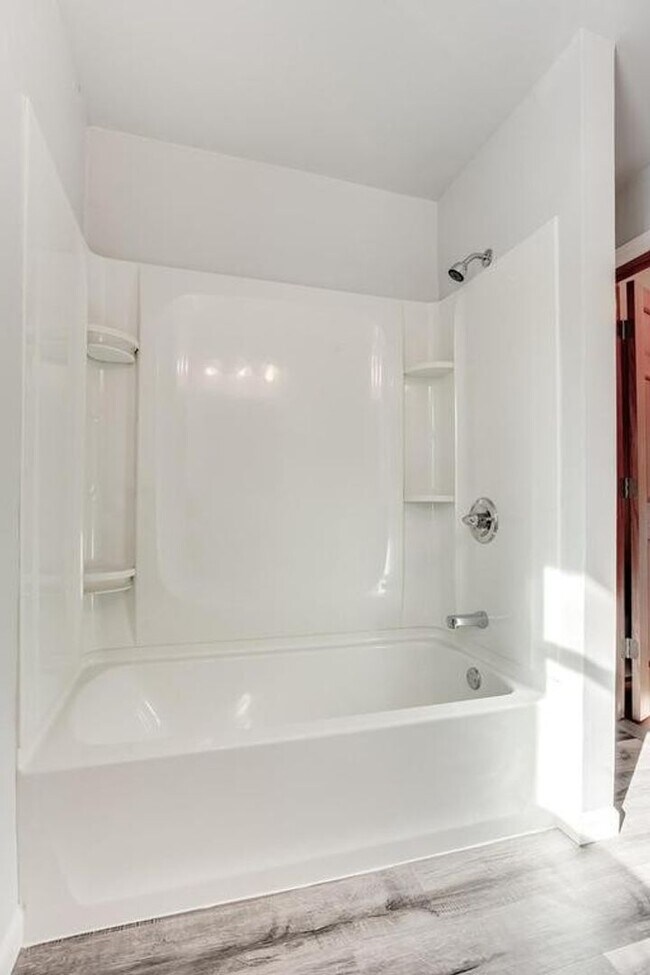 Building Photo - 6 bedroom 2 bathroom available 06/01/2026