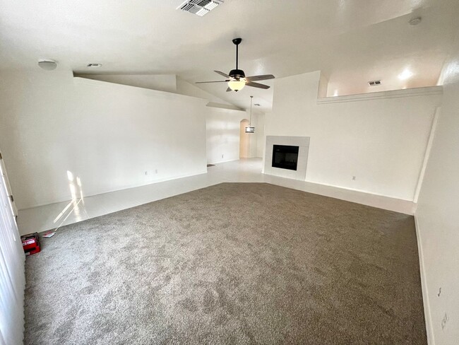 Building Photo - Nice 3 Bedroom 2 Bath Home in Chaparral Mesa!