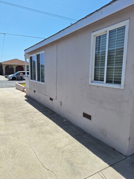 Building Photo - 4577 W 166th St