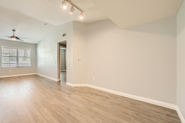 Building Photo - 10550 W Alexander Rd