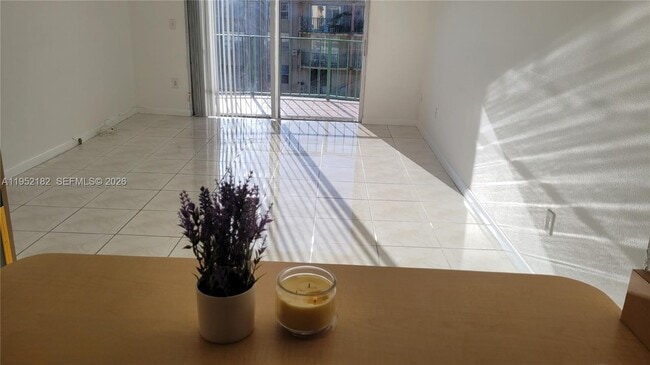 Building Photo - 9360 Fontainebleau Blvd