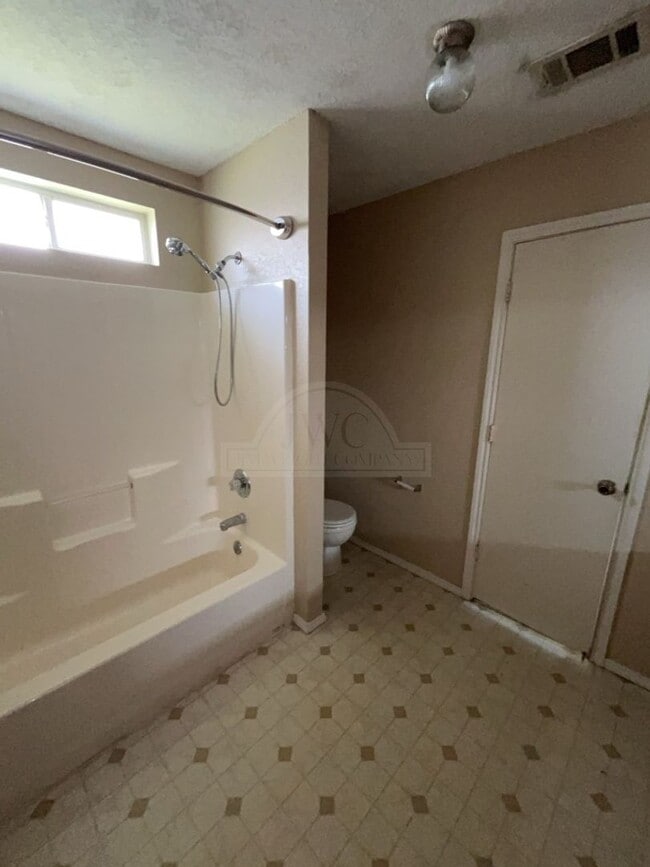 Building Photo - 3308 Lakecrest Dr