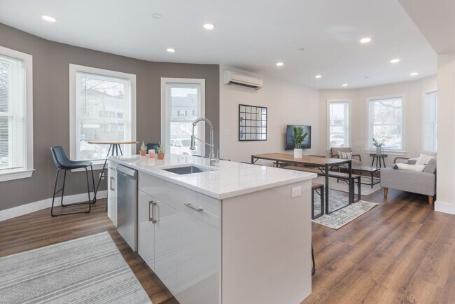 Building Photo - Huge 5 Bed each with their own Bathroom!