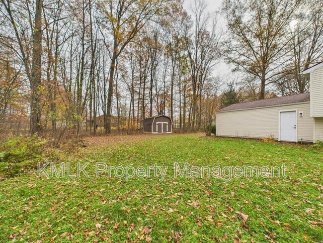 Building Photo - 874 Pleasant St