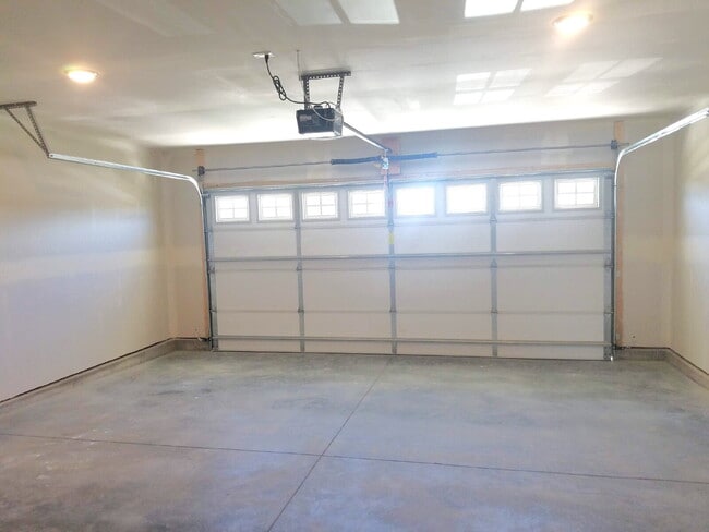 Building Photo - Newer house on corner lot of great neighbo...
