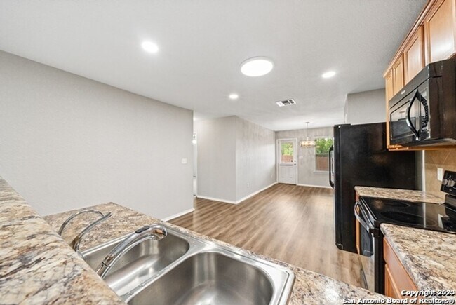 Building Photo - 3 Bedroom/2 Bath Silver Canyon Subdivision