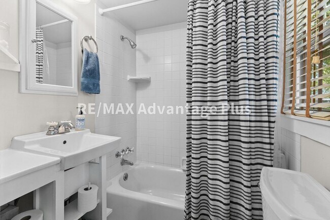 Building Photo - Spacious home located in The Avenues