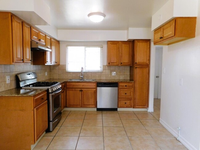 Building Photo - 1045 Oxford Ave