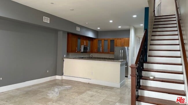 Building Photo - 2020 Holly Dr
