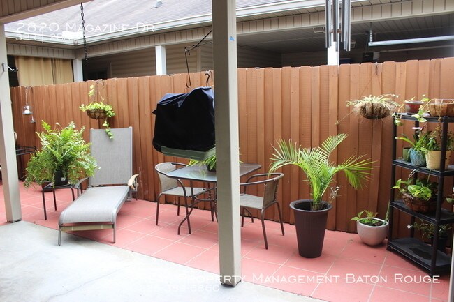 Building Photo - Beautiful Townhouse on Quiet Street