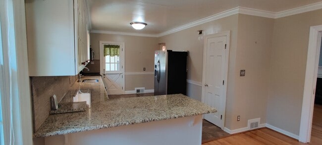 Building Photo - Ranch style home with full basement