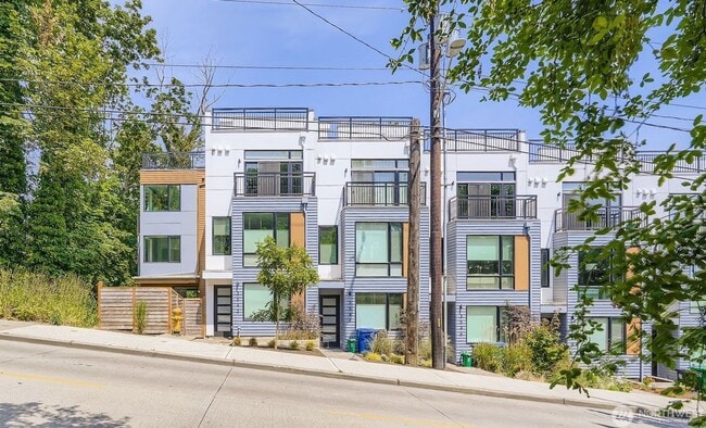 Building Photo - Spacious end-unit 3 bed townhome near Seat...