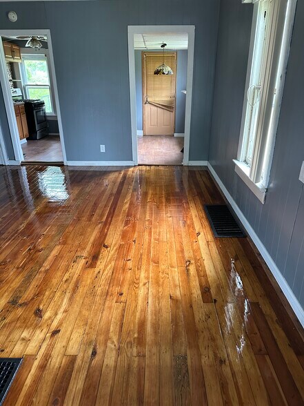 Building Photo - 1127 Wallis Ave