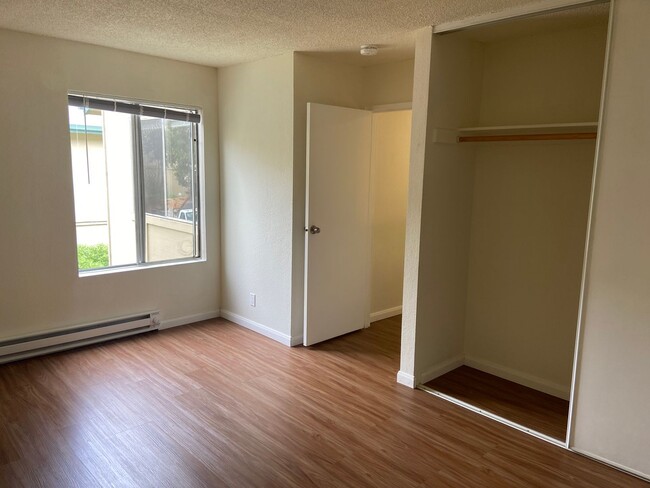 Building Photo - Townhouse Condo 2 BD / 1.5 BA