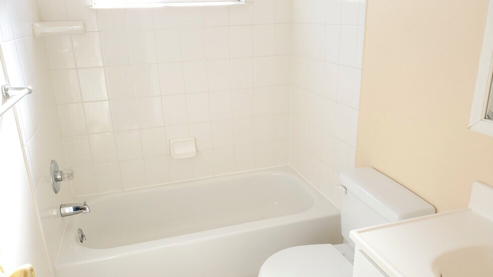 Building Photo - 918 S Logan St