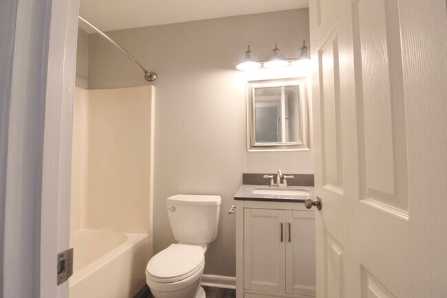 Building Photo - 1384 Bradley Dr