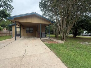 Building Photo - 703 San Saba St
