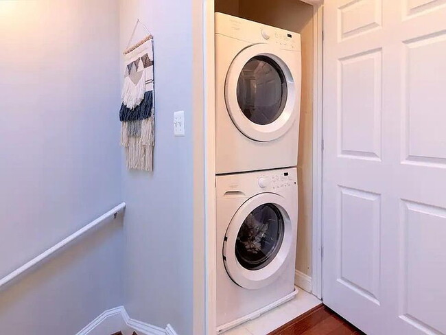 Building Photo - "Spacious 3-Bed, 3-Bath Urban Retreat in Vibrant Washington, DC Neighborhood!"