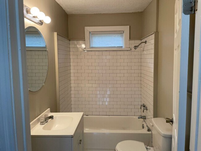 Building Photo - Charming 2-Bedroom Home with Spacious Living Areas in East Memphis