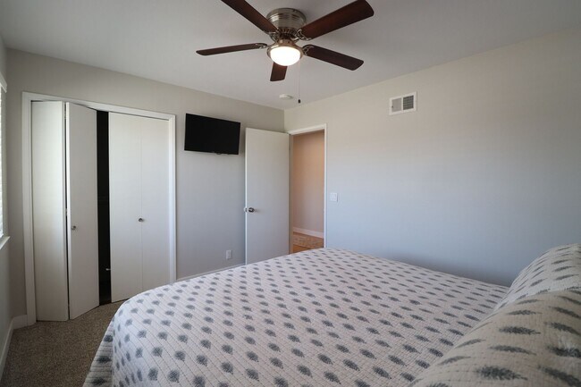 Building Photo - 586 Poppy Ln
