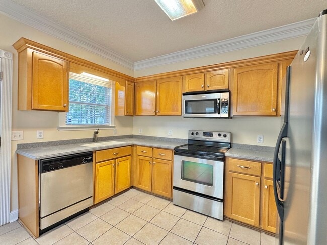 Building Photo - AVAILABLE MID-APRIL 2026! (No Pets)