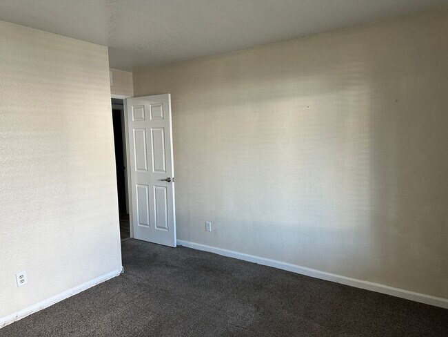 Building Photo - Beautiful 2-bedroom, 2-bathroom condo alon...