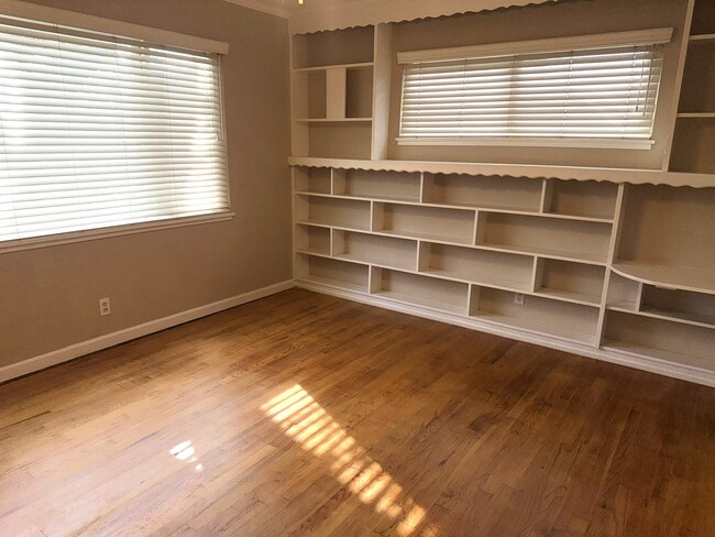 Building Photo - 454 W Twain Ave