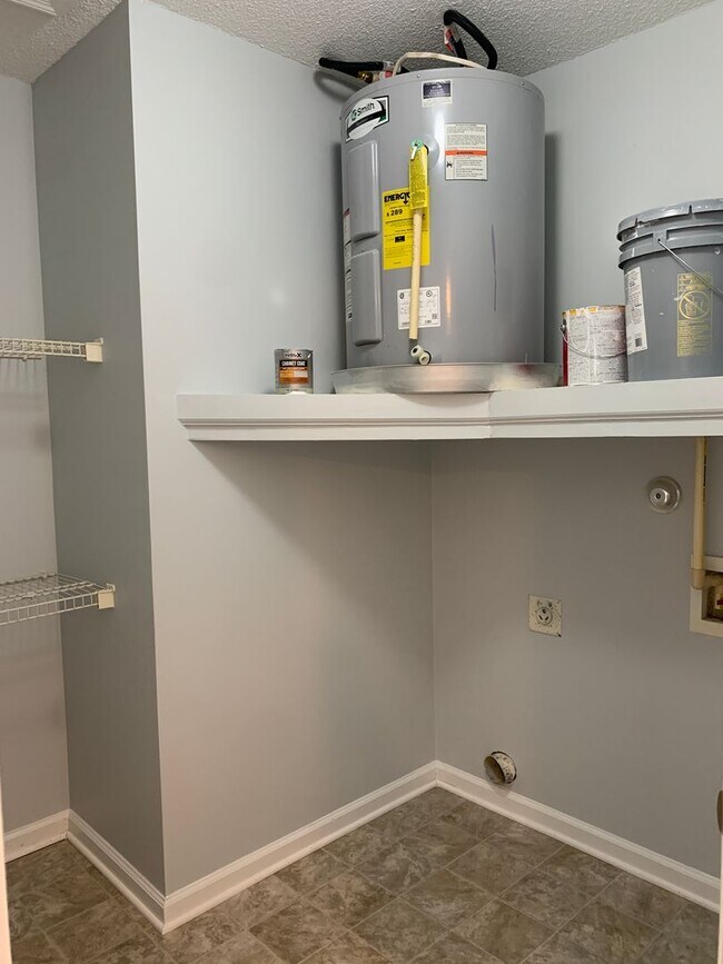 Building Photo - 3 BD, 2 BA House: Freshly Painted + New Flooring + Available Now!