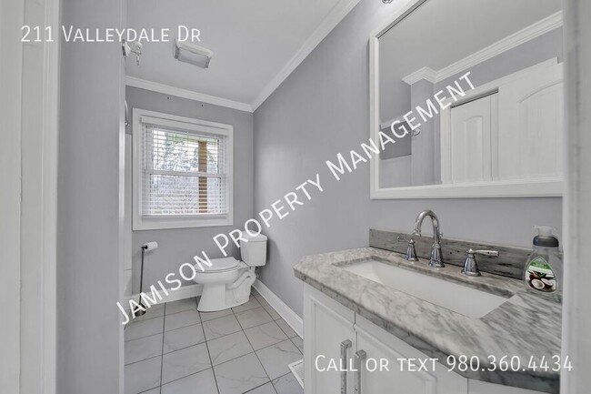 Building Photo - 211 Valleydale Dr