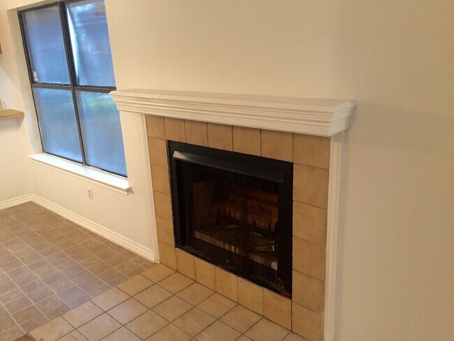 Building Photo - 3-2 DUPLEX! AVAILABLE NOW