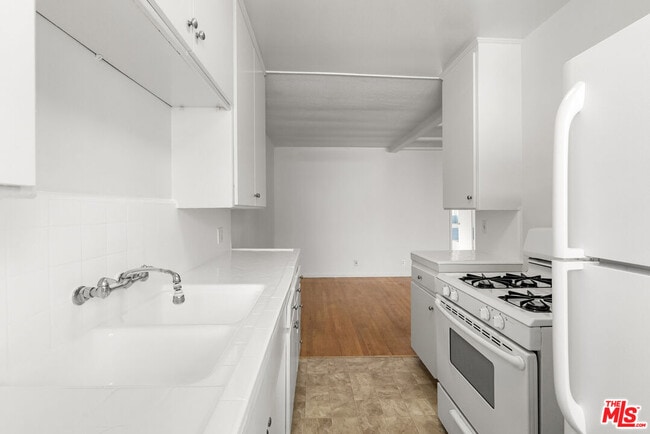 Building Photo - 923 N San Vicente Blvd