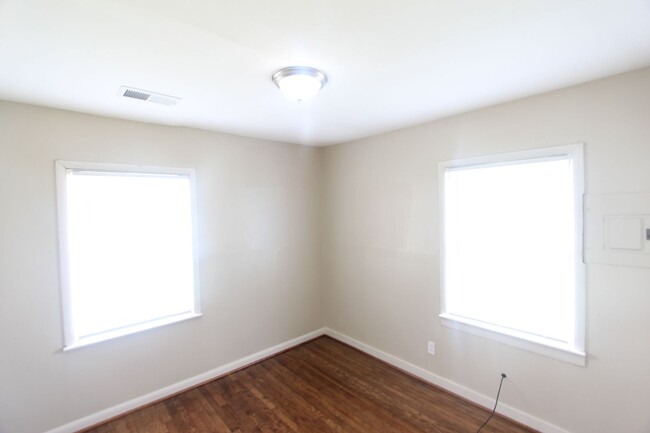 Building Photo - New On The Market! Fresh New Updates!! Bet...