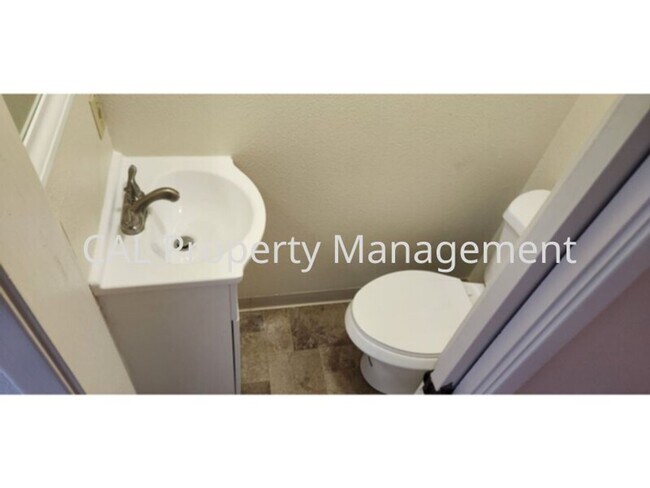 Building Photo - 1 Bedroom 1.5 Bathroom Condo!