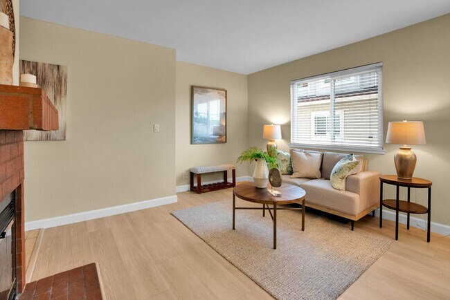 Building Photo - Excellent Santa Clara Location! Open Floor Plan! Granite Counters!