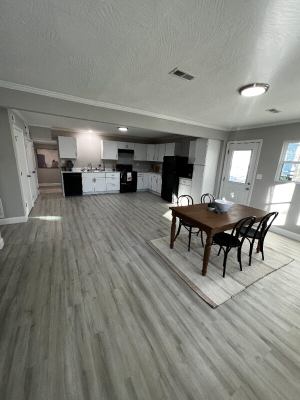 Building Photo - 1477 E Lindberg St