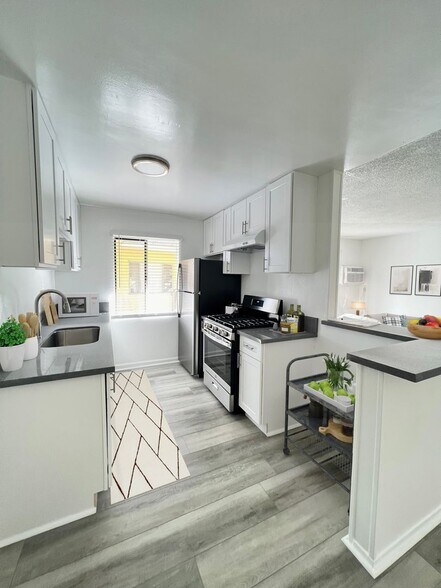 Interior Photo - College Manor