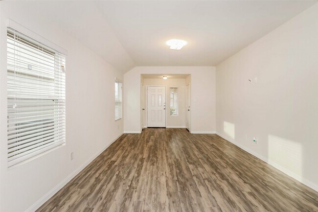 Building Photo - 5722 Kyle Cove Dr