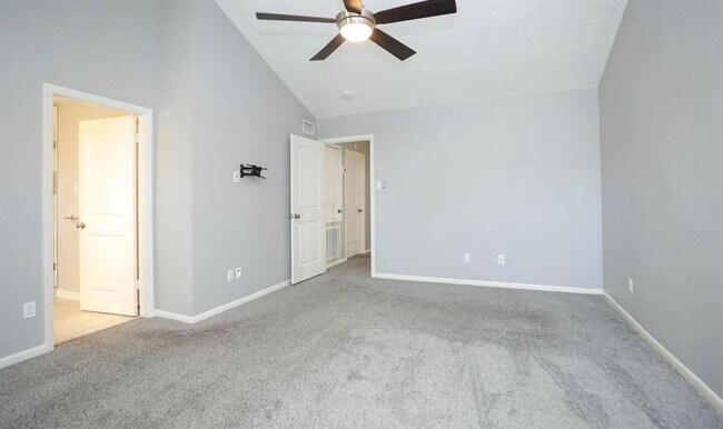 Building Photo - 9400 Doliver Dr