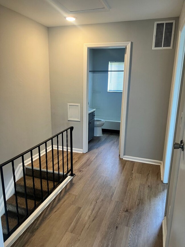 Building Photo - Spacious 2 bedroom/1.5 Bath Townhouse with...