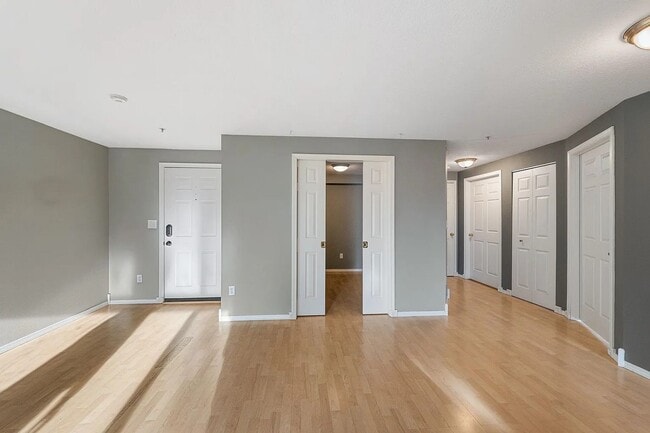 Building Photo - $1,600 - 1 Bed / 1 Bath Gorgeous Condo Unit in University District