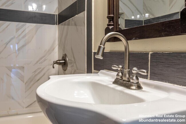 Building Photo - 376 Medford St